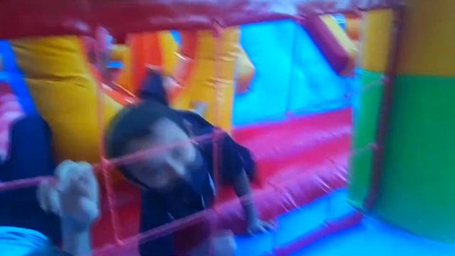 Vlog Lyalika /Огромный батут для детей. Дети прыгают на Батуте for kids смотреть онлайн