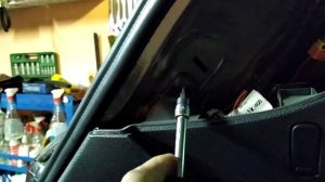 VW TUAREG 2015г.в.,как снять обшивку в багажнике чтоб добратся до боковой форточки.