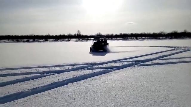 По замерзшей реке. Вездеход Охотец зимой смотреть онлайн