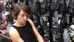 Как подобрать мотоперчатки? Анастасия Нифонтова покажет на примере мотоперчаток Alpinestars