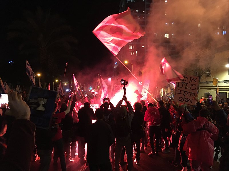 Тысячи людей в Израиле требуют провести досрочные выборы / События на ТВЦ