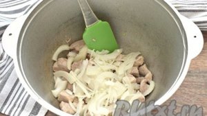 Свинина, тушёная с черносливом в казане