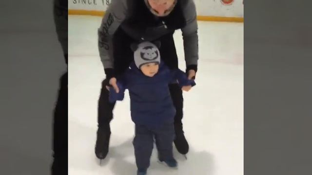 Плющенко-младший прокатился в самых маленьких коньках в мире смотреть онлайн