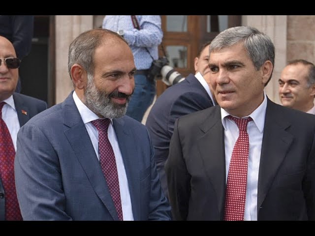 Արամ Զավենի Սարգսյանի գունագեղ կոստյումներն ու դիմակները․