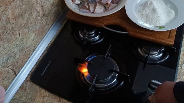 Секрет Вкусной ЖАРЕНОЙ РЫБЫ. Как пожарить хрустящую и сочную рыбу. ЖАРЕНАЯ РЫБА. смотреть онлайн