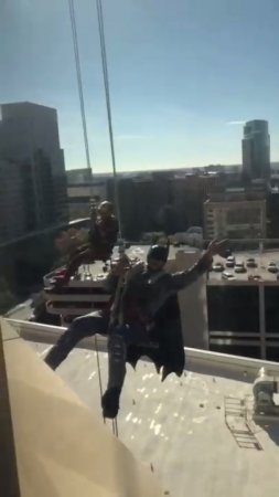 Супергерои моют окна