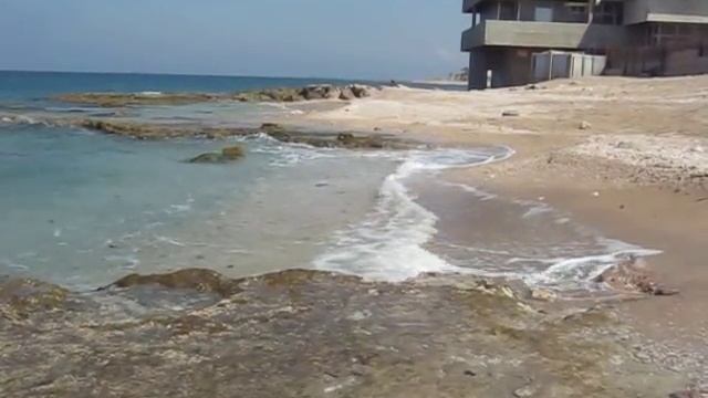 на берегу с ракушками Средиземного моря зимой смотреть онлайн