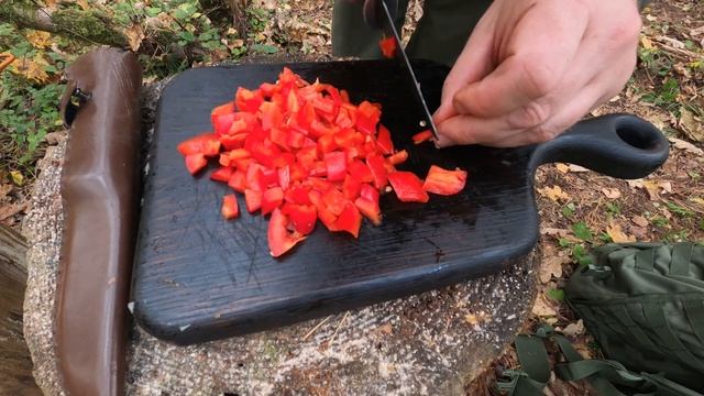 Готовлю в армейском котелке.Булгур с мясом и овощами на костре.Лесная кухня