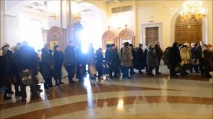 Очередь в купель и за святой водой в Спасо Преображенском соборе Хабаровска