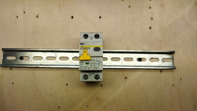 Дифавтомат. Для чего нужен дифавтомат. Как выбрать дифавтомат. Надписи на дифавтомате. Контакты диф смотреть онлайн