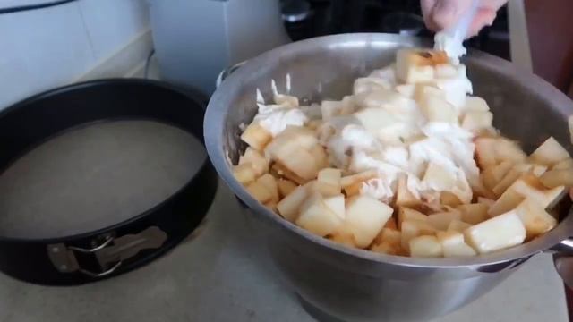 Яблочная шарлотка. Невероятно вкусная и нежная .