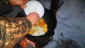 рульки с овощами в казане на костре.