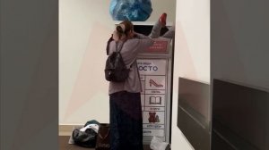 В Москве цыганка засунула  ребенка в благотворительный ящик, чтобы вытащить себе чего-нибудь.