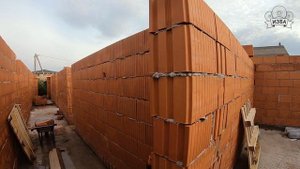 Каркасно-бревенчатый сруб 7х8 метров из бревна ручной рубки