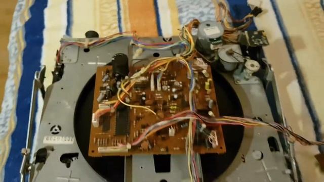 Sharp Vz-V2 меняем пасик привода пластинок. смотреть онлайн