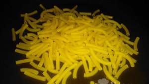 Макароны с морковью, помидорами и копченым беконом на сковороде