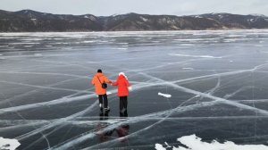 Катание на коньках по льду Байкала