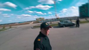 ШКОЛЬНИК ПРИСТЕГНУТА НАРУЧНИКАМИ МЕНТА.