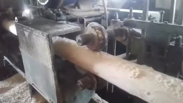 Оцилиндровка бревна на станкѣ