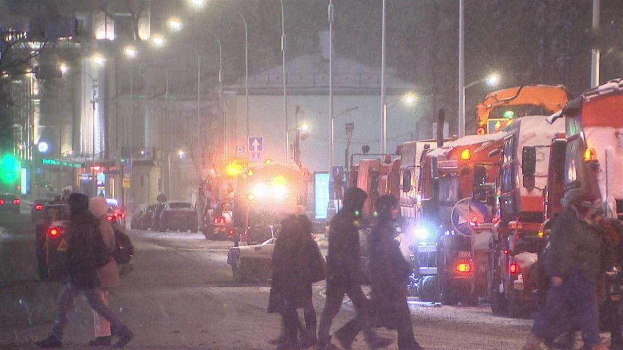 Желтый уровень погодной опасности объявлен из-за почти 20-часовой метели в Москве