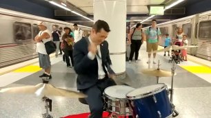 Джозеф Гордон-Левитт барабанит в метро