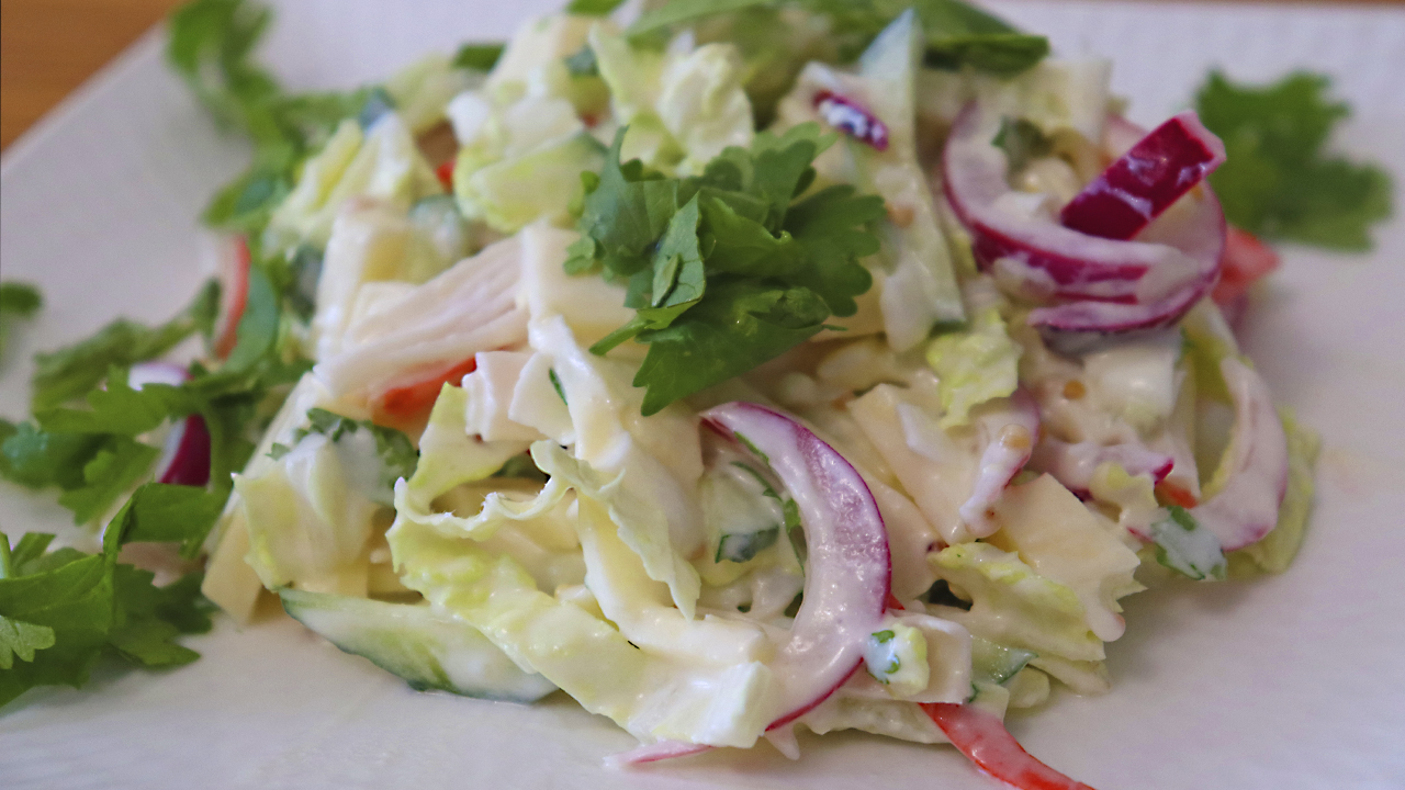 Салат с крабовыми палочками и сулугуни | Быстро и вкусно