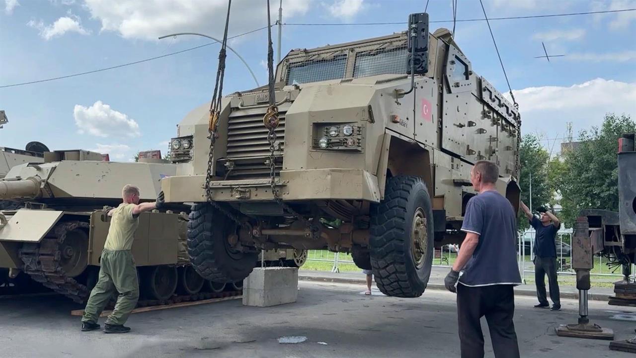 Трофейную натовскую технику с Донецкого и Авдеевского направлений СВО привезли на выставку в Курган