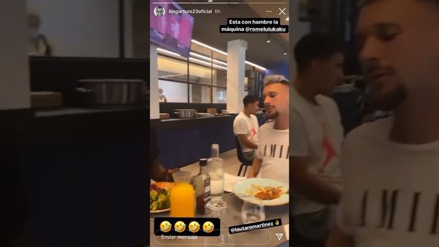 Arturo Vidal y Lautaro Martínez se asombran de la cantidad de comida que come Romelu Lukaku en Inte