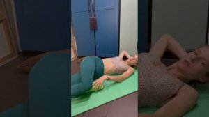 Упражнения для внутренней поверхности бедра и осанки с валиком