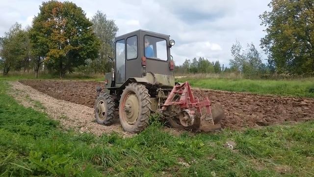 Самодельный трактор. Осенняя вспашка поля. смотреть онлайн