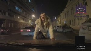 Девушка бросается на авто в центре Красноярска 