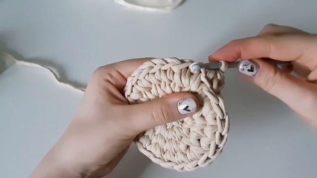 Корзинка из трикотажной пряжи с объемным узором
