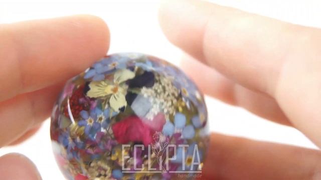 Выполнен на заказ. Шар 3,9 см с цветочным букетом из эпоксидной смолы. Ручная работа ECLIPTA jewelr смотреть онлайн