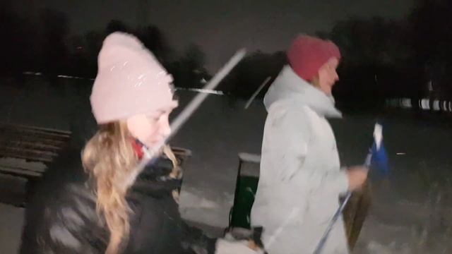 Скандинавская ходьба в исполнении "Профессионалов". В правильное время. смотреть онлайн