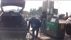 Как не надо делать: наливать бензин в пластиковую пятилитровую бутыль