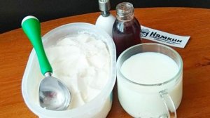 Молочный коктейль с мороженым и ягодным сиропом