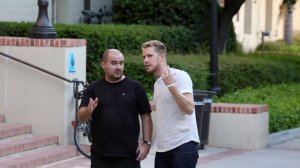 стою близко к людям во время диалога пранк