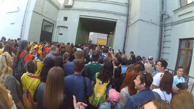 Толпа болельщиков в переходе на улицу Никольскую. смотреть онлайн
