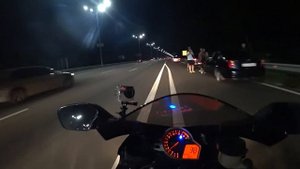 Легкие покатушки на спортбайках. Как не нужно тормозить на мотоцикле по трассе на скорости 200 км/ч