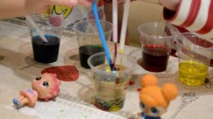 Простые опыты детям. Раскрашиваем масло красками.