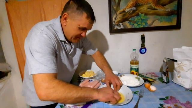 Батя может всё . Сосиски в панировочных сухарях - жарим в масле на деревенской печи