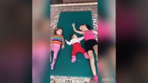 Весёлые занятия гимнастикой от Инаят-чудо природы и ее маленьких сестёр??