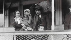 США  Ellis Island  остров, куда прибывали новые иммигранты.