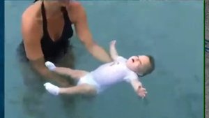 Обалдеть Малыш в бассейне