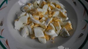Простой салат с чесноком и сыром