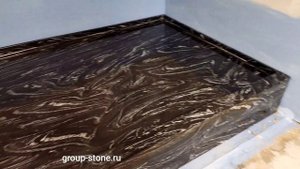 Черный душевой поддон из искусственного камня