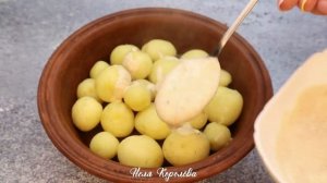 Молодой картофель в духовке под сметанным соусом - бюджетный вариант для праздничного стола