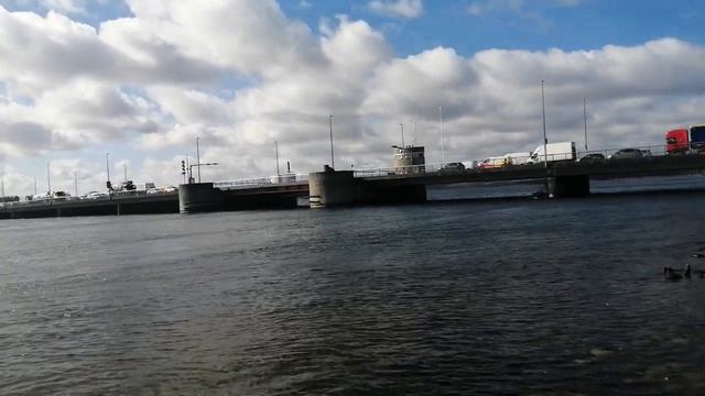 "Над Невой-рекой развели мосты" смотреть онлайн