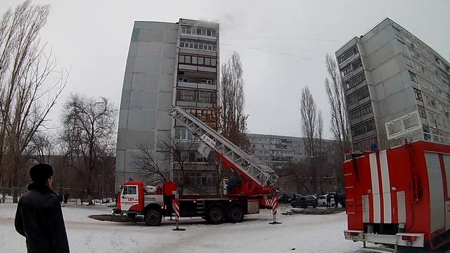 Пожар на 9 этаже жилого дома, Волгоград, Спартановка, пожарная авто-лестница смотреть онлайн