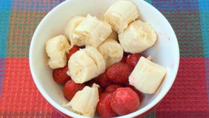Молочный коктейль с клубникой и бананами